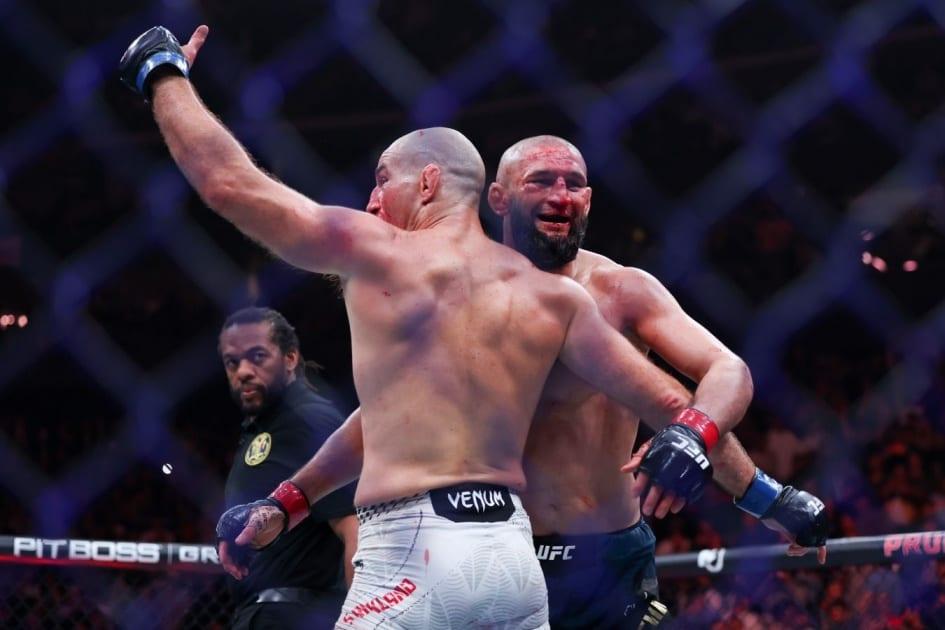 «Он просто шутит»: Стрикленд — о том, как Чимаев надел на него пояс UFC