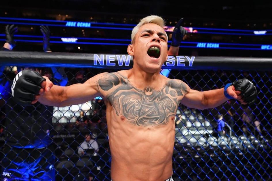Победа и помолвка: боец UFC сделал предложение девушке прямо в октагоне