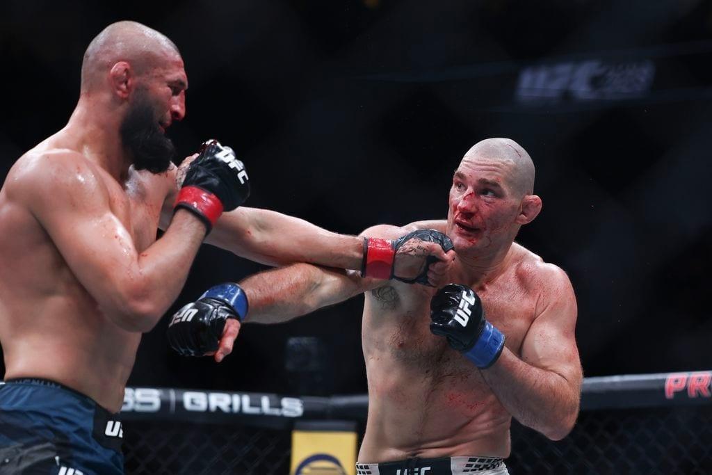 Сенсация в UFC: Чимаев уступил Стрикленду в главном бою вечера