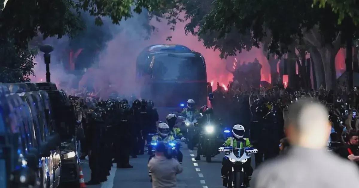 Беспредел под Камп Ноу: фанаты «Барсы» разбили стекло автобуса «Реала» перед класико