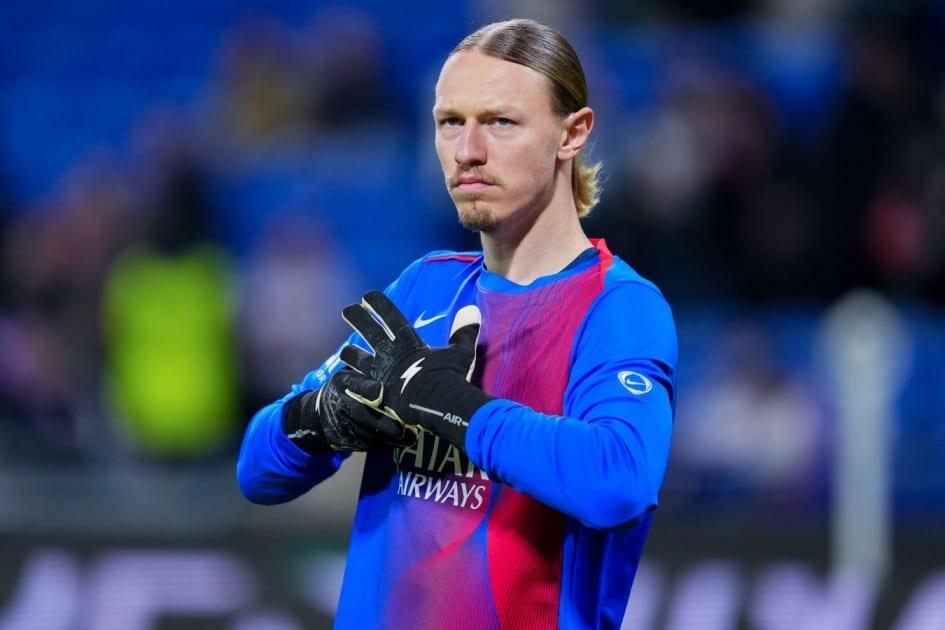 Водяная атака: вратарь «ПСЖ» Матвей Сафонов разыграл тренера на скамейке