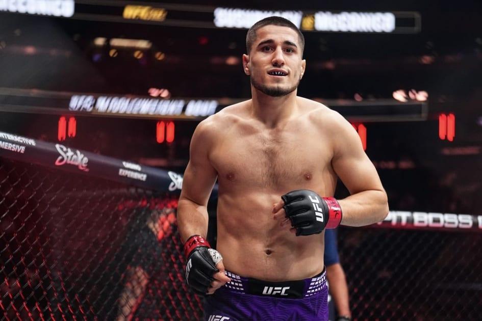 Нокаут в третьем раунде: Байсангур Сусуркаев разобрался с Сантосом на UFC 328