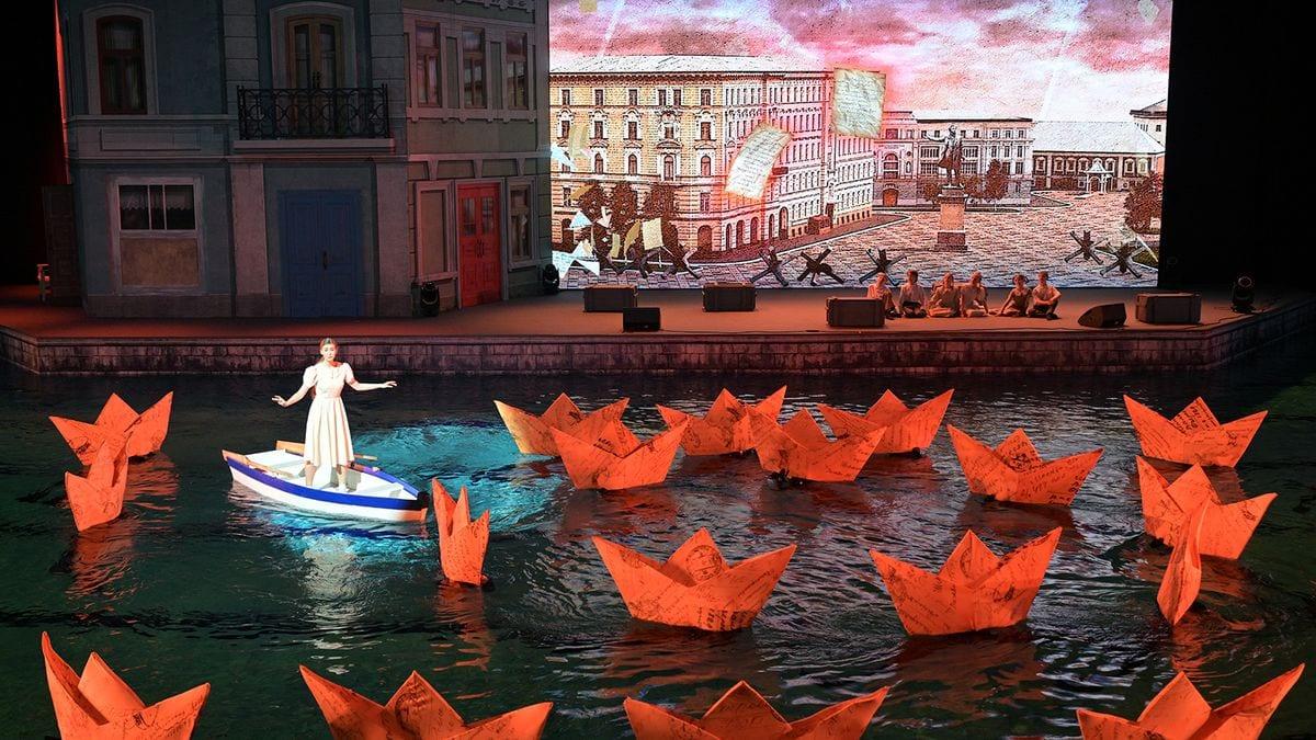 «Люблю и верю»: трёхкратная олимпийская чемпионка устроила водное шоу ко Дню Победы