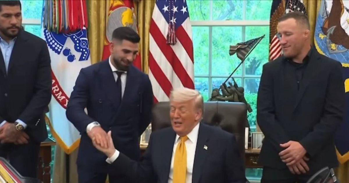 Трамп в Белом доме: президент США представил специальный пояс UFC