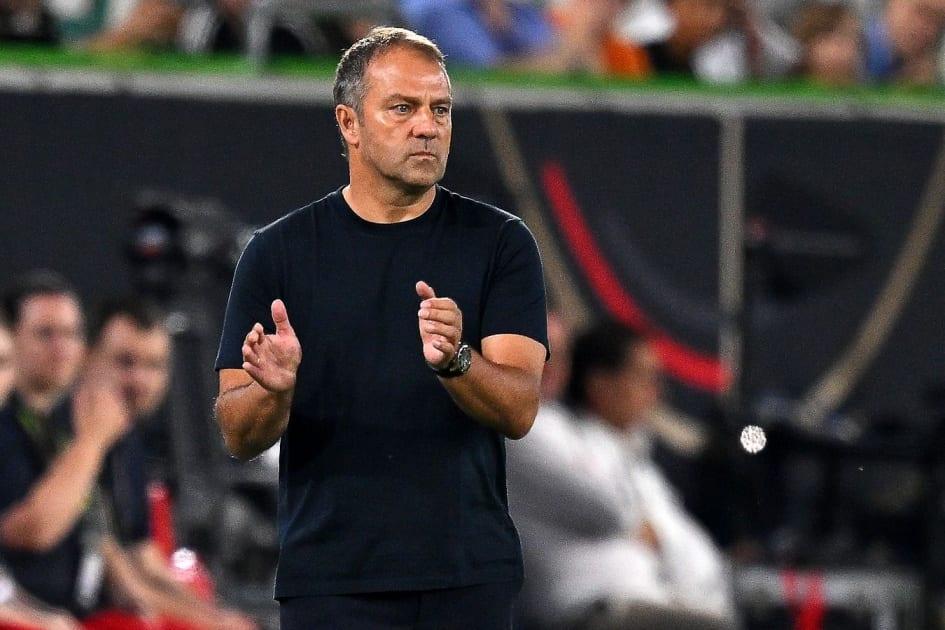 «Они как семья»: Флик растроган поддержкой игроков «Барселоны» после смерти отца
