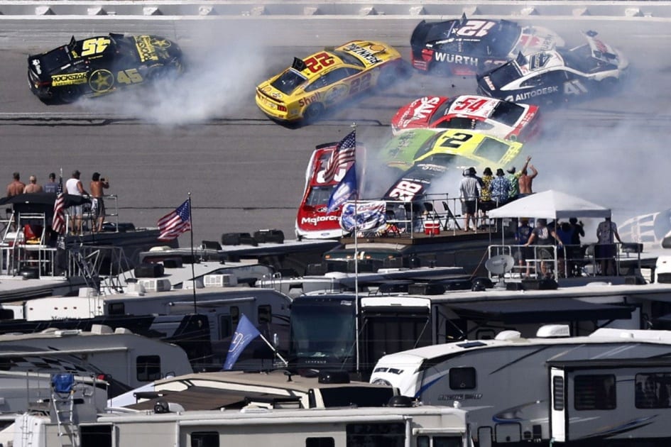 Массовый завал в NASCAR: пелотон разметало на трассе