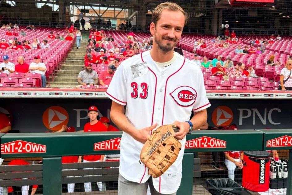 Медведев выполнил стартовый бросок на матче MLB «Редс» — «Кардиналс»
