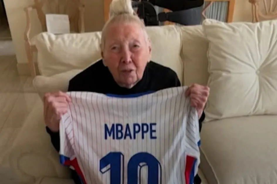 Франция подарила 96-летней фанатке футболку Мбаппе: трогательный жест команды