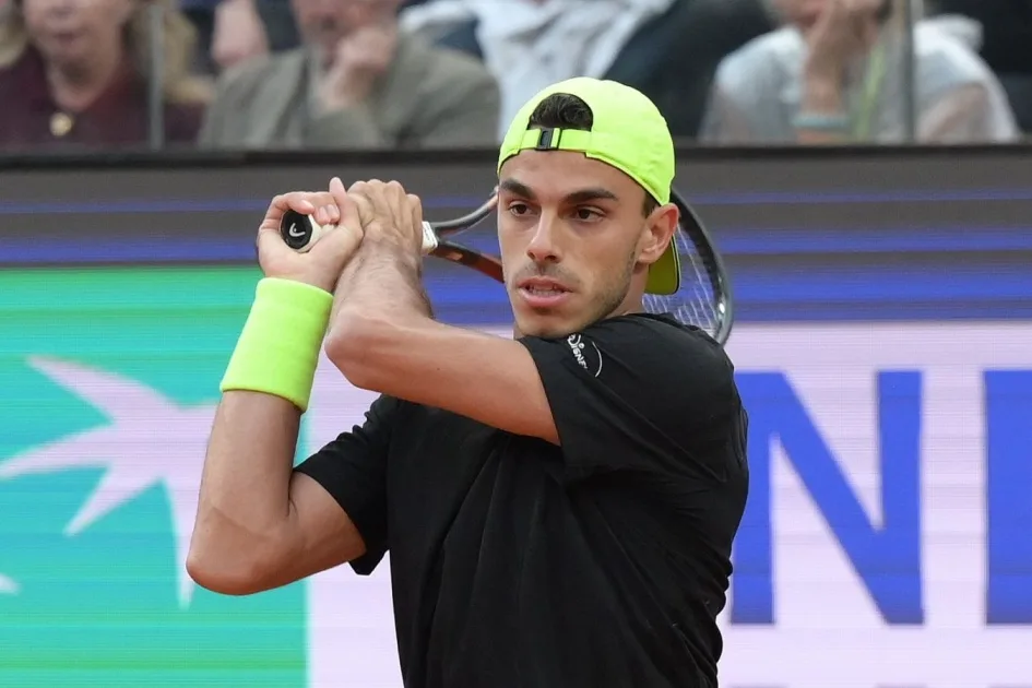 Франсиско Серундоло: Аргентинский теннисист получил трофей ATP-500 в Лондоне