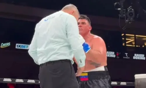 Лазизбек Муллажонов: олимпийский чемпион досрочно взял пояс WBC Eurasia
