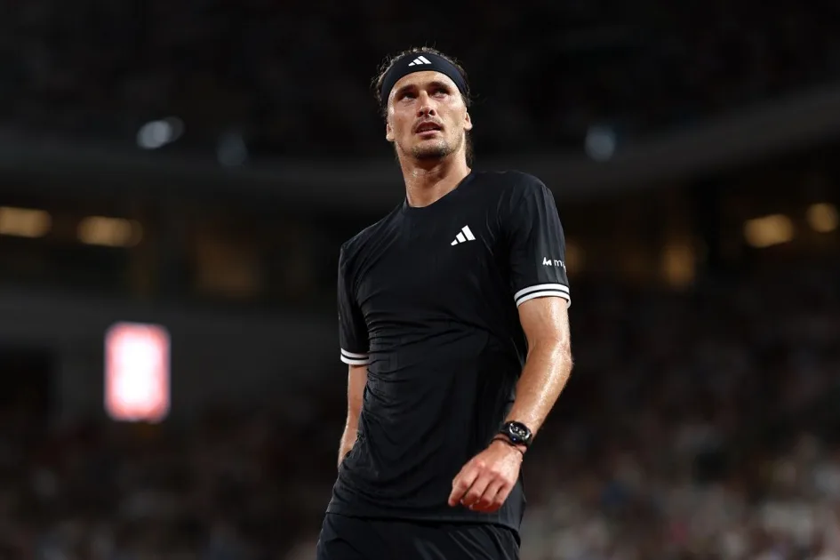 Ролан Гаррос: Зверев выиграл первый сет полуфинала у Меншика