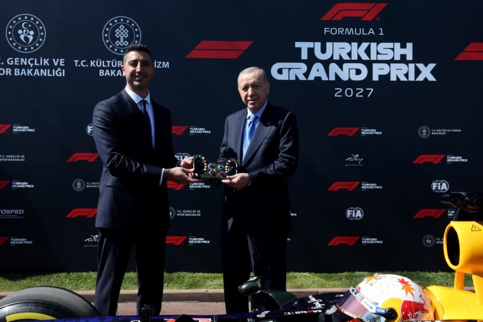 Руль от болида F1 подарили президенту Турции: что за шоу устроили на презентации Гран-при