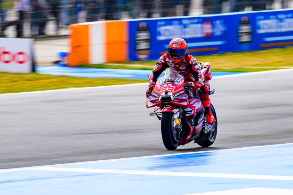Маркес — король дождя: испанец выиграл спринт MotoGP в Хересе, а Бедзекки разбил байк
