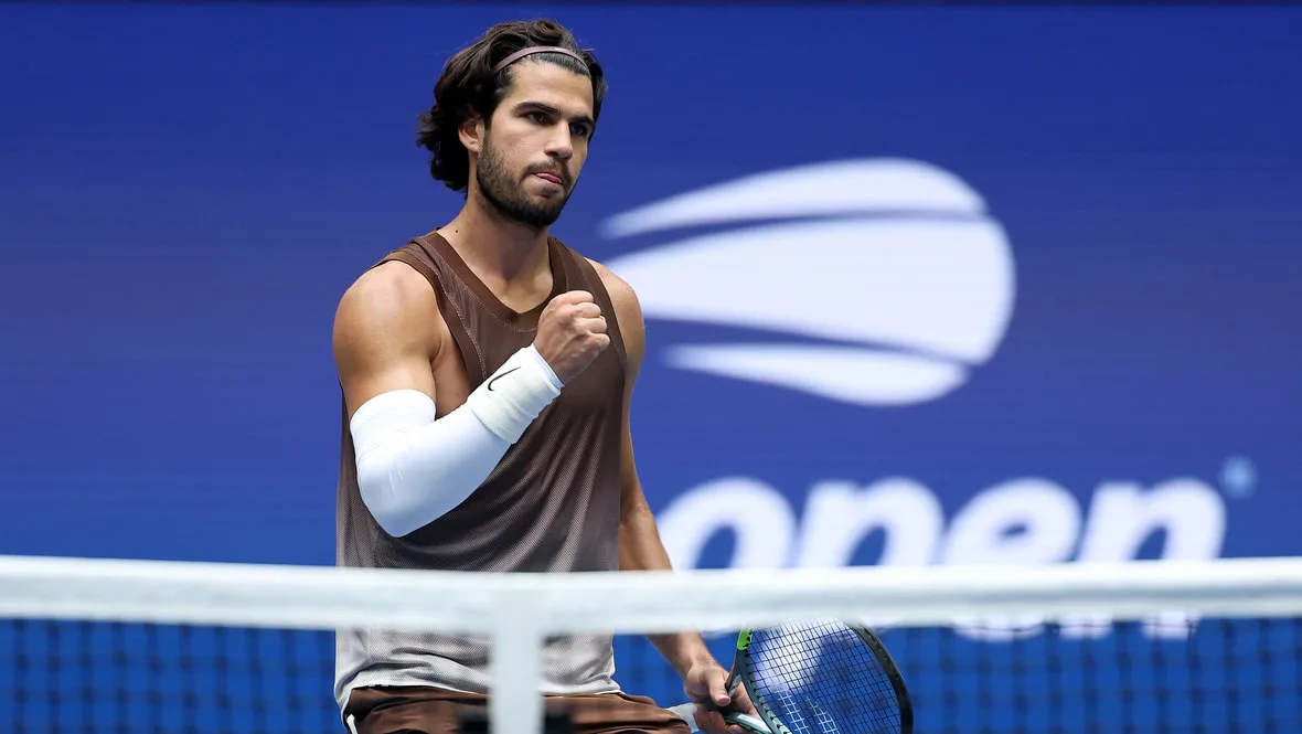 Алькарас впечатлил болельщиков на старте US Open: победа над Сафиуллиным