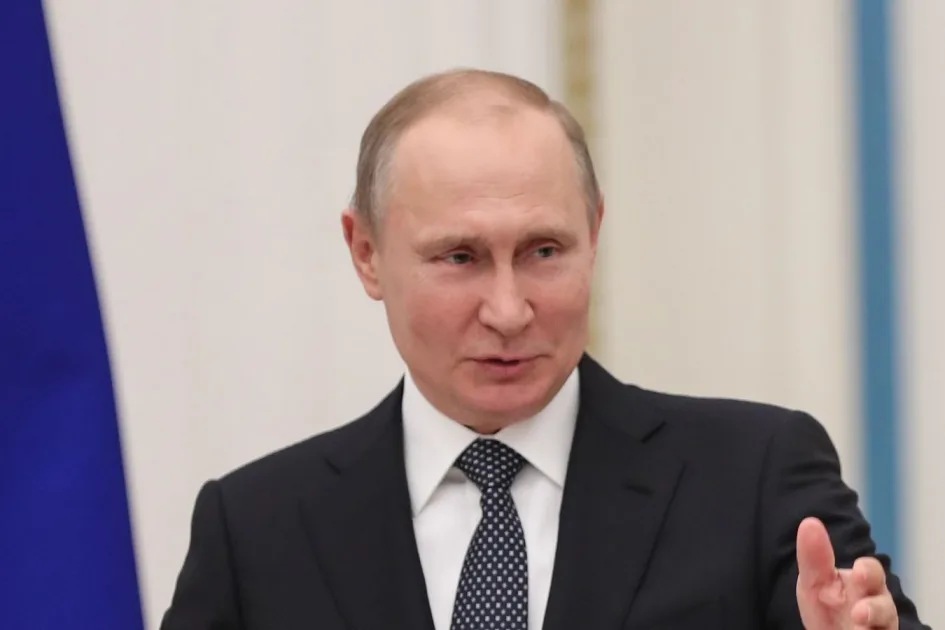Путин алаңда: президент жас жүргізушімен футбол ойнады
