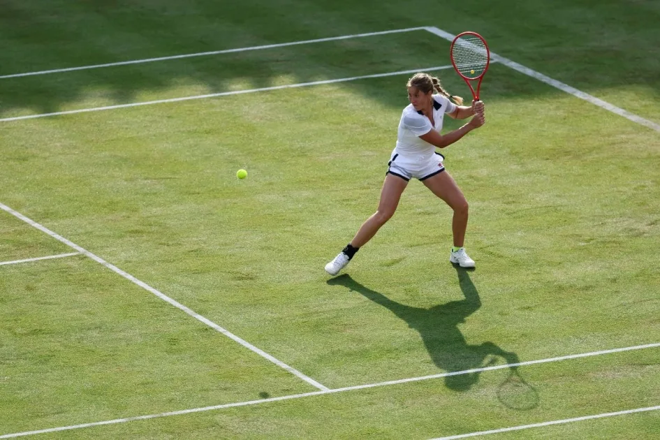 Захарова успешно стартовала на WTA-250 в Истбурне, обыграв Стародубцеву