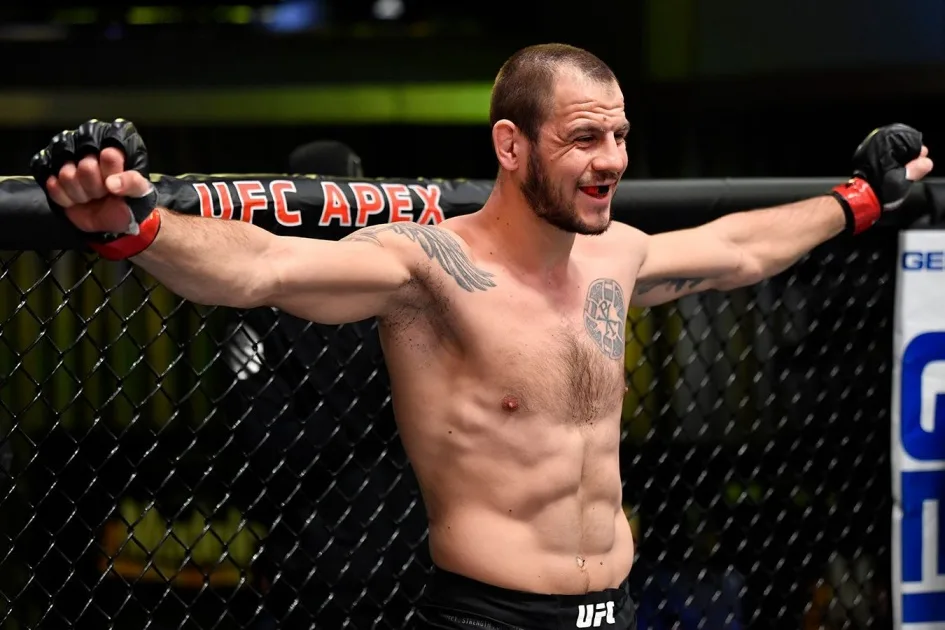 Уиттакер Крыловты UFC 329-да үшінші раундта нокаутқа түсірді