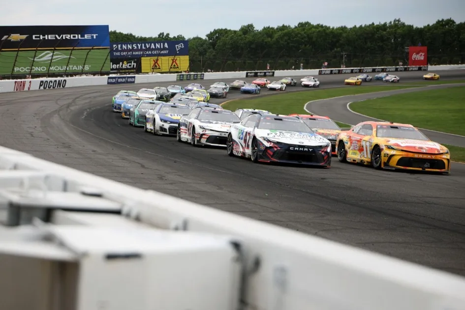 Денни Хэмлин Поконода NASCAR рекордын жаңартты