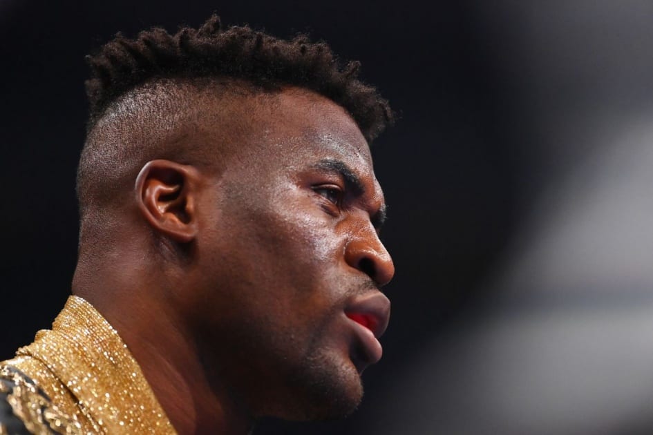 Бывший чемпион UFC назвал трех величайших футболистов в истории "Манчестер Юнайтед".