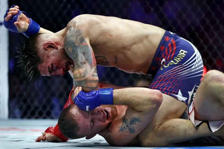 Впервые за почти 10 лет: чемпион UFC в легком весе потерял титул в бою