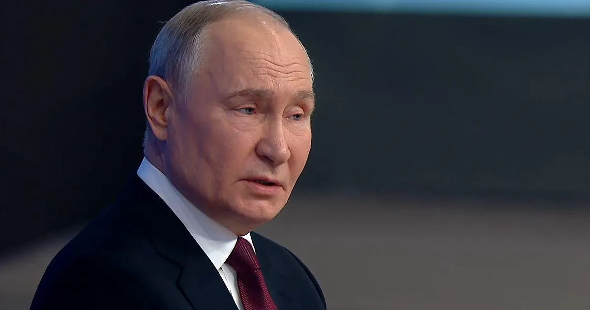 Путин подписал мяч и пожелал успехов юному футболисту на открытии стадиона «Торпедо»