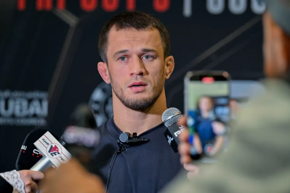 Усман Нурмагомедов: загадочный пост о борьбе на фоне баннеров UFC