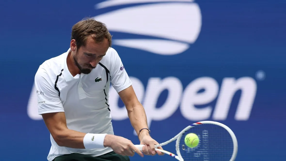 Медведев уверенно стартовал на US Open, обыграв Гастона в трех сетах
